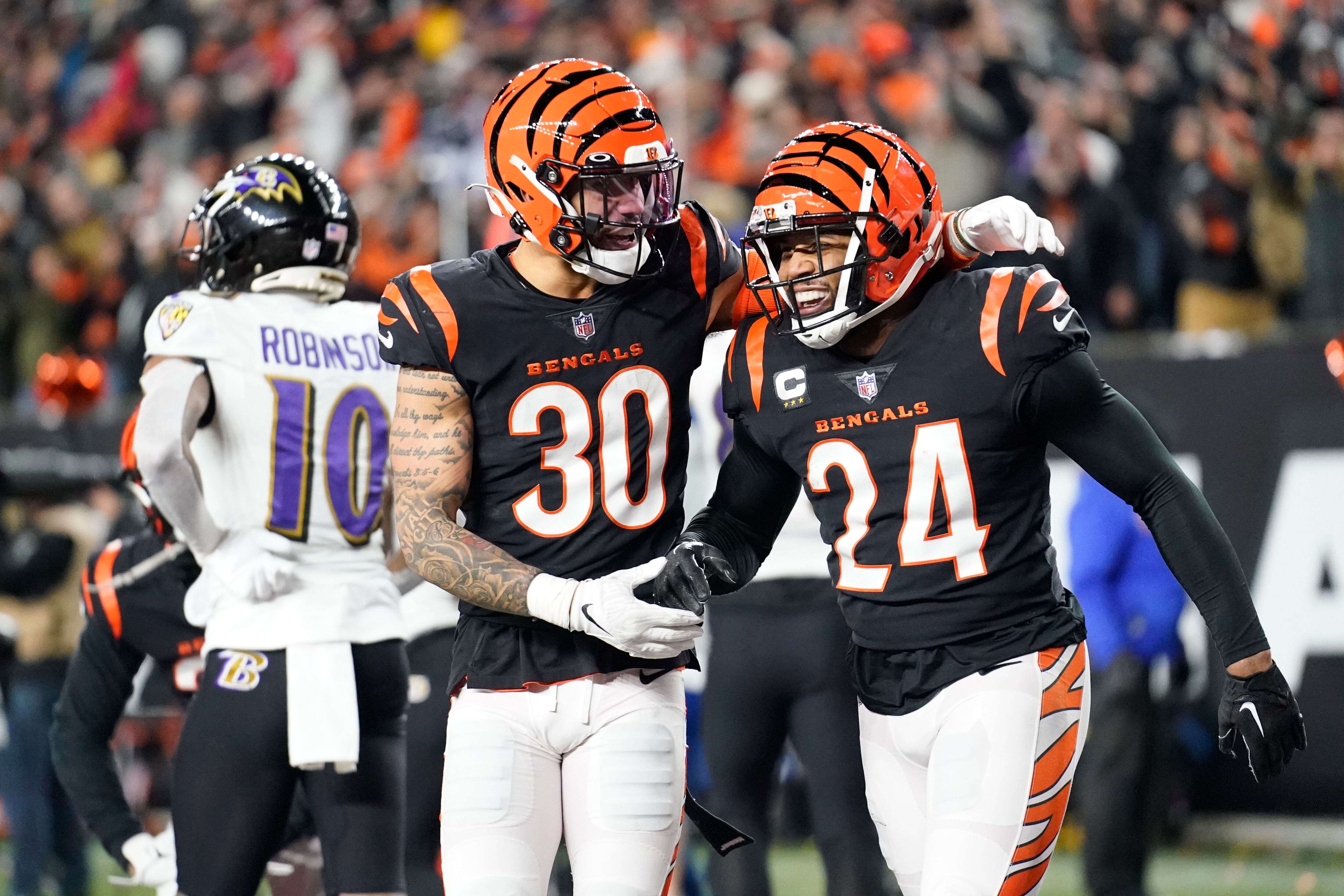 94 Bengals Player: Watch Sam Hubbard run 98-yard fumble recovery