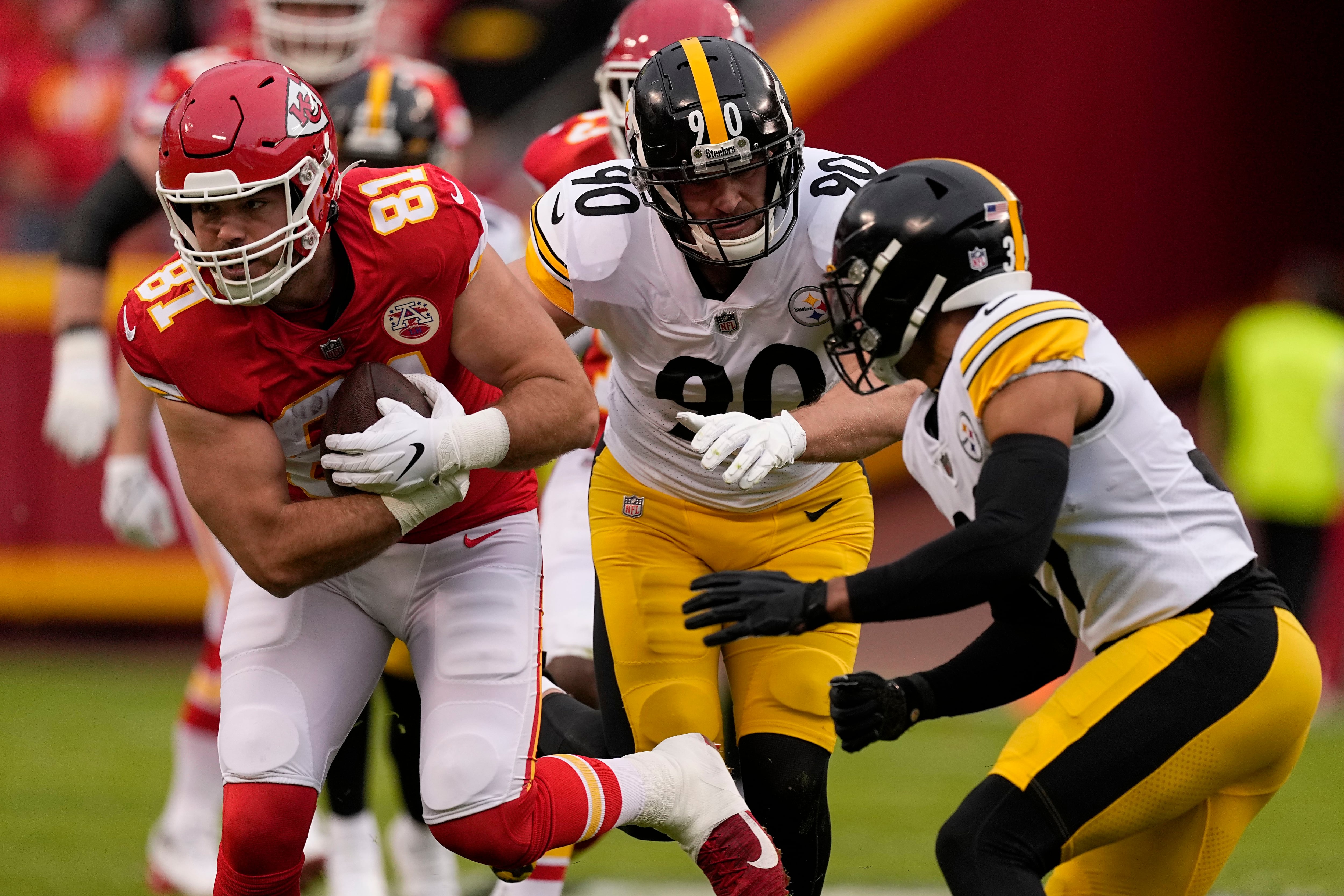 Mahomes, Chiefs rout stumbling Steelers to clinch AFC West