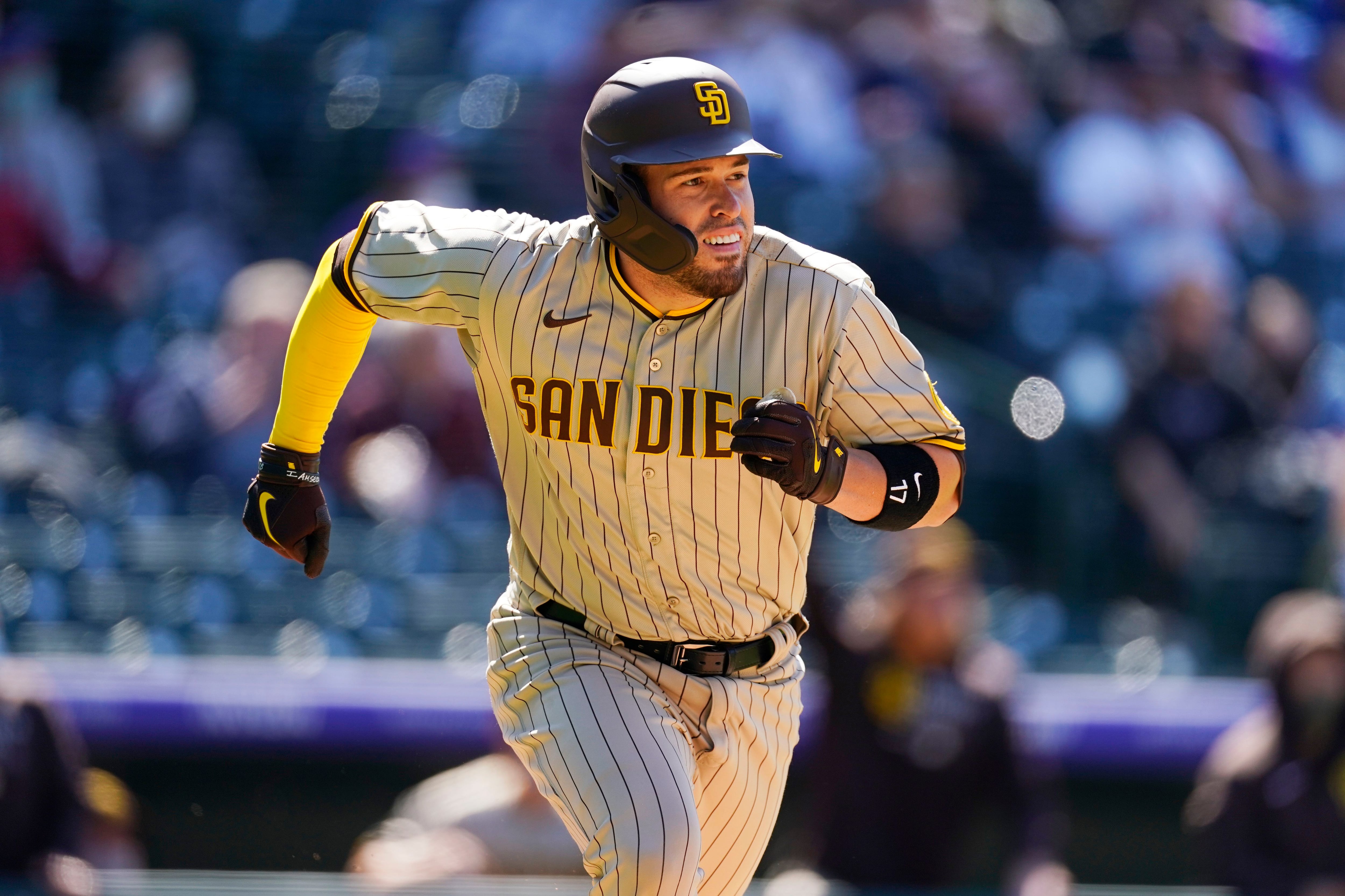 Fernando Tatis Jr. does splits to stay on base after steal vs. Rockies