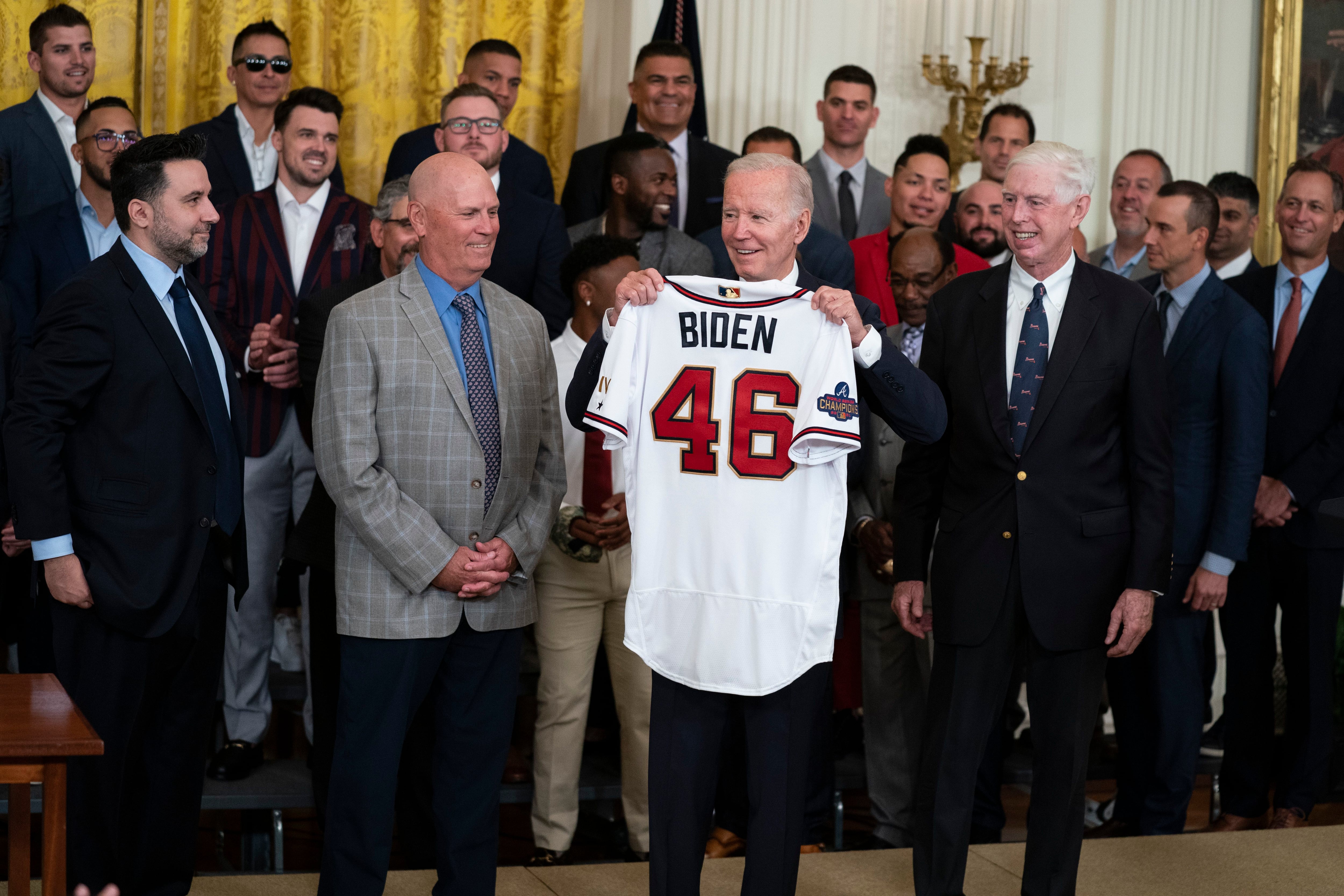 Braves' new Saturday jersey pays tribute to Hank Aaron, Atlanta