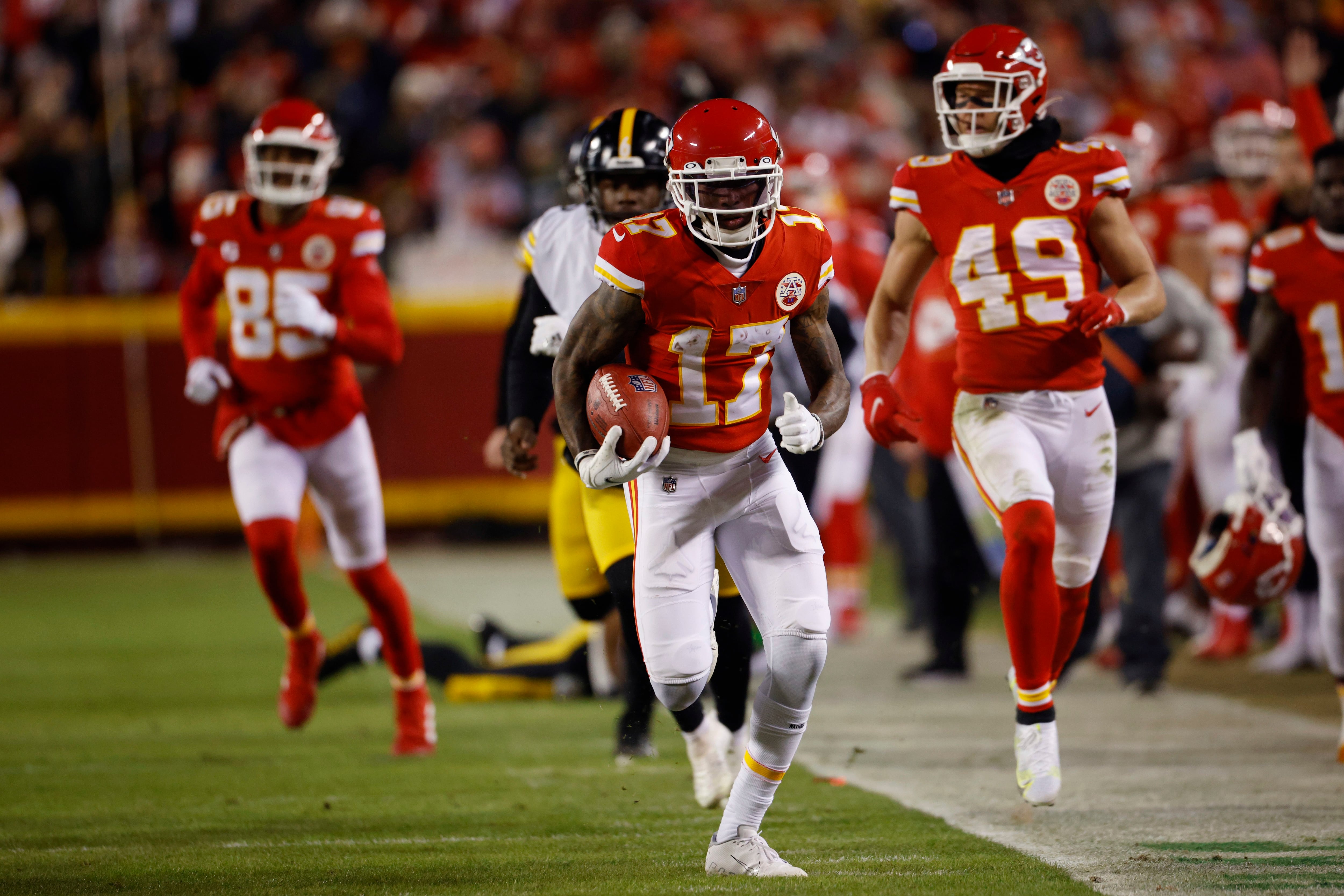 Mahomes leads Chiefs to wild-card round romp over Steelers