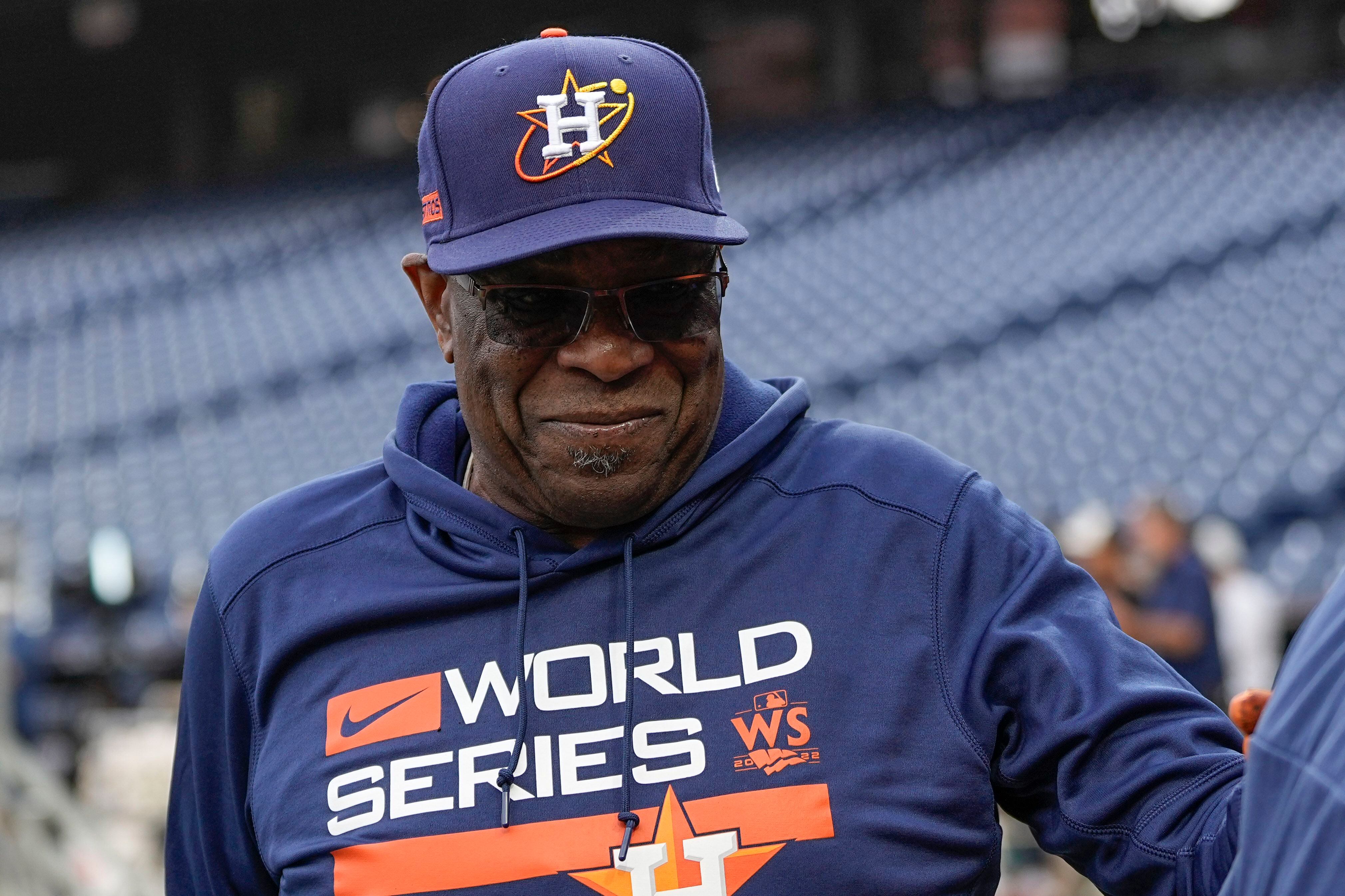 Houston Astros manager Dusty Baker Jr. (12) waves to the crowd