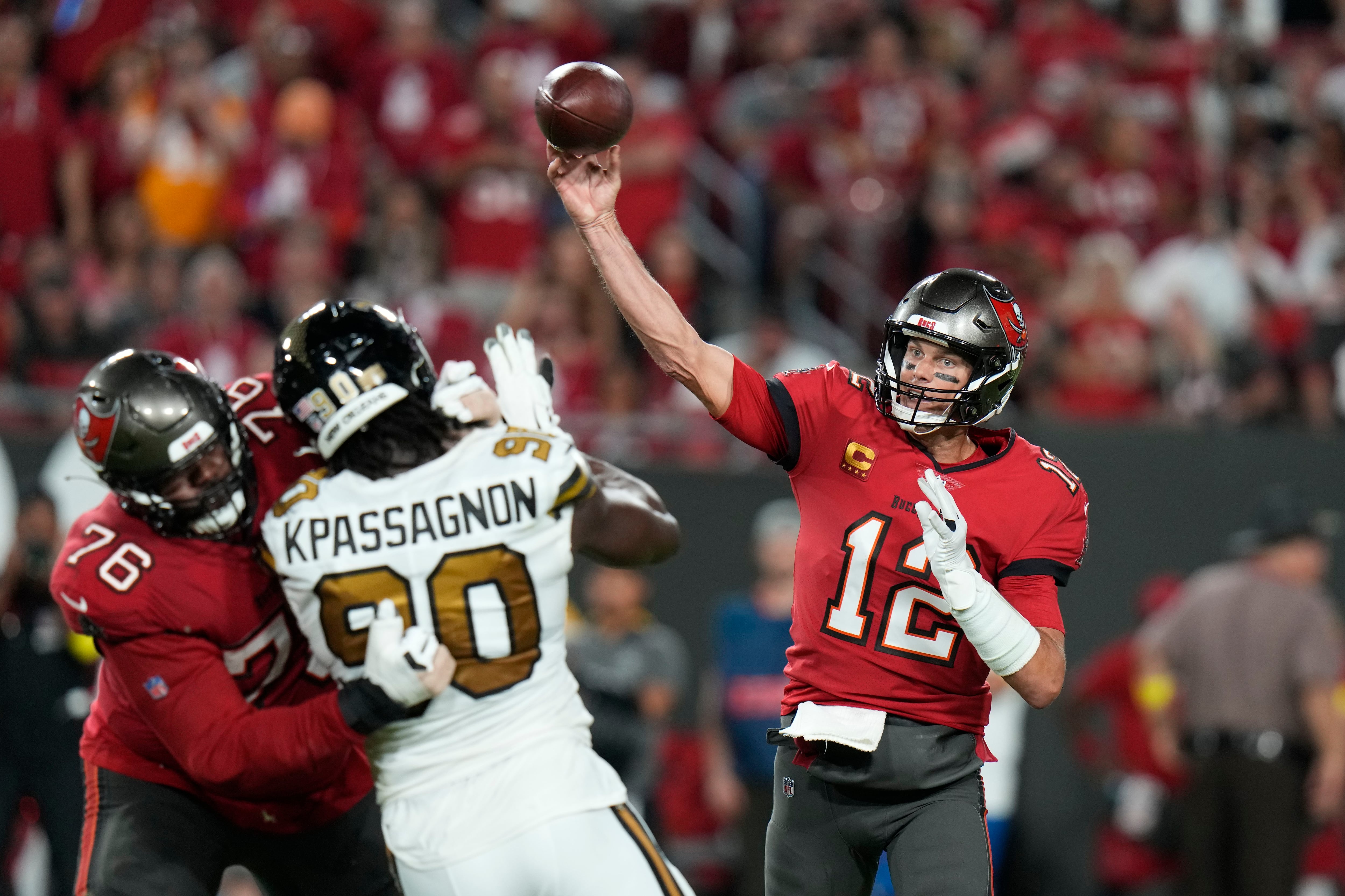 Brady throws for 2 late TDs, Buccaneers beat Saints 17-16 - The