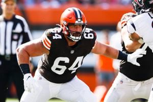 Saturday tags Bengals in tweet after Browns release center JC Tretter