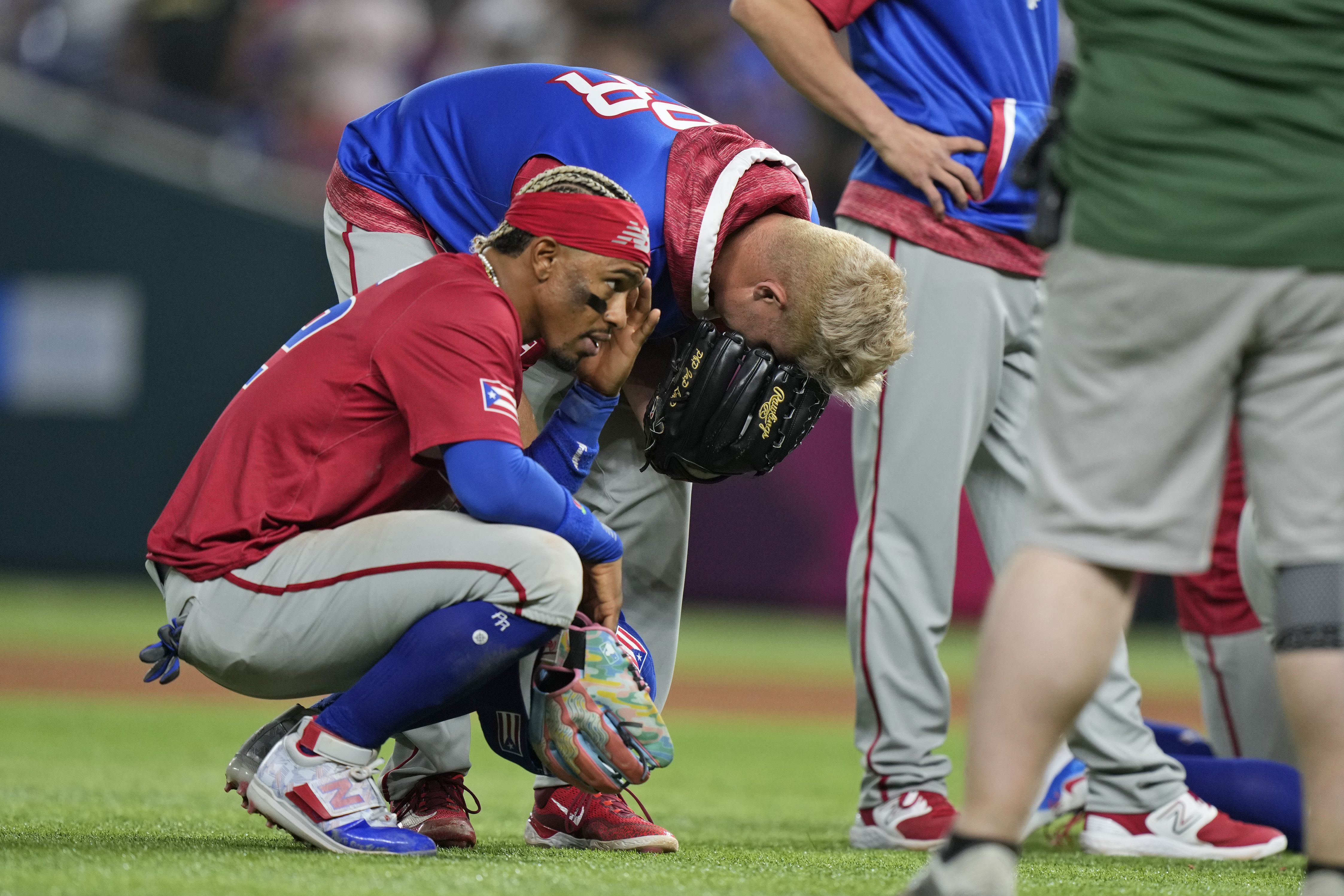 Francisco Lindor launches helmet, mobbed by teammates after inside