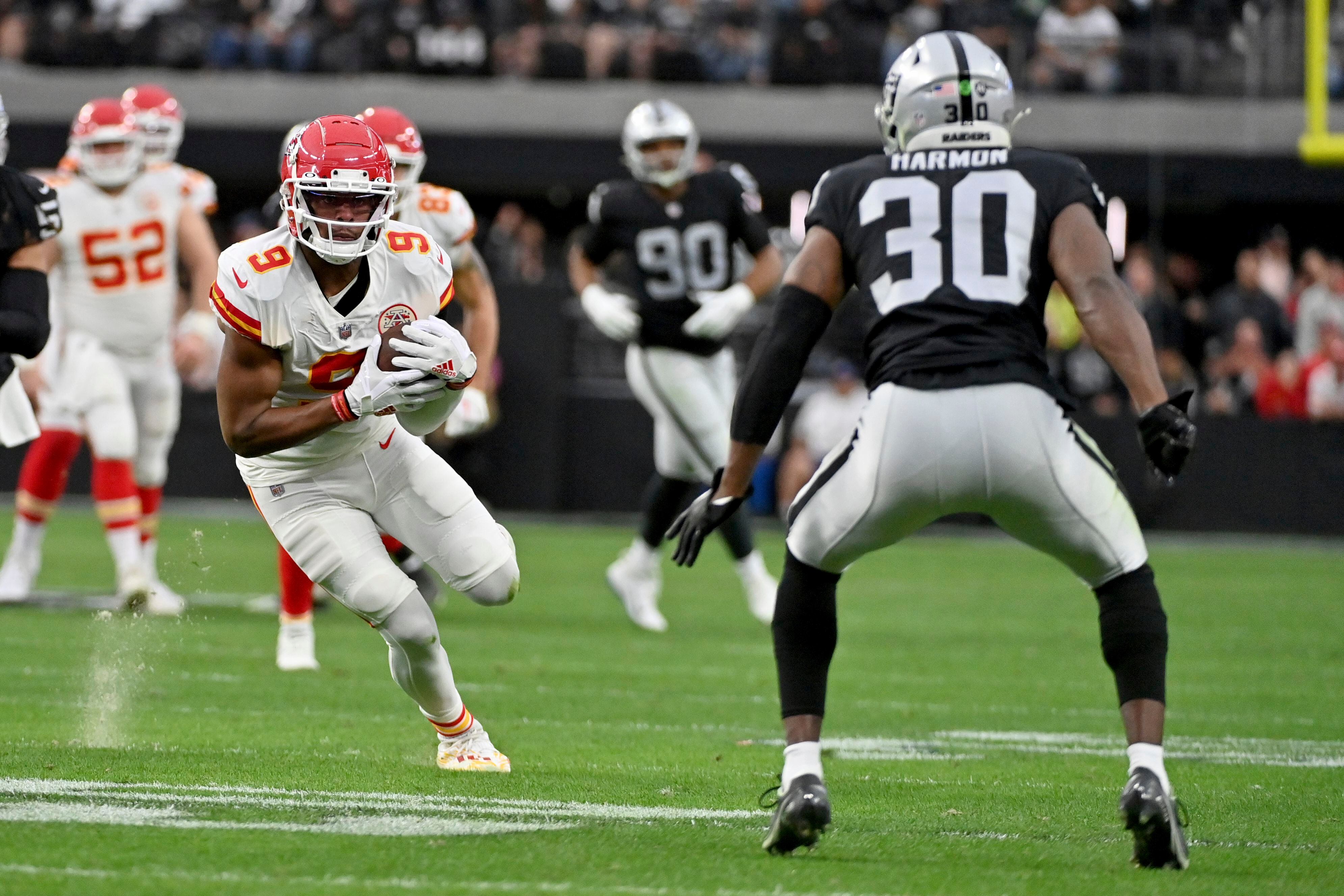 Mahomes sets record, Chiefs beat Raiders for AFC’s top seed