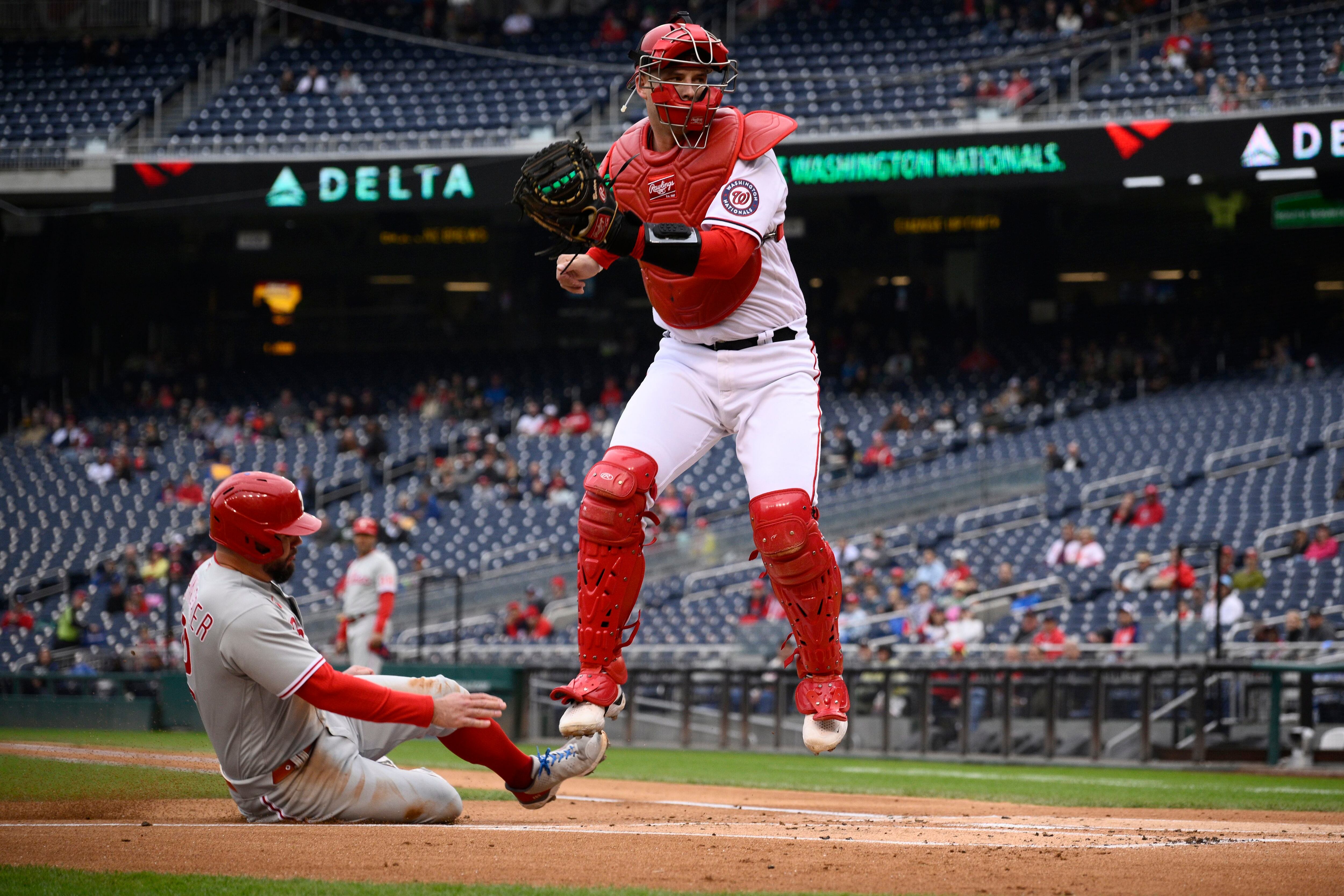 Schwarber hits 2 HRs; Phils split with Nats to lead Brewers