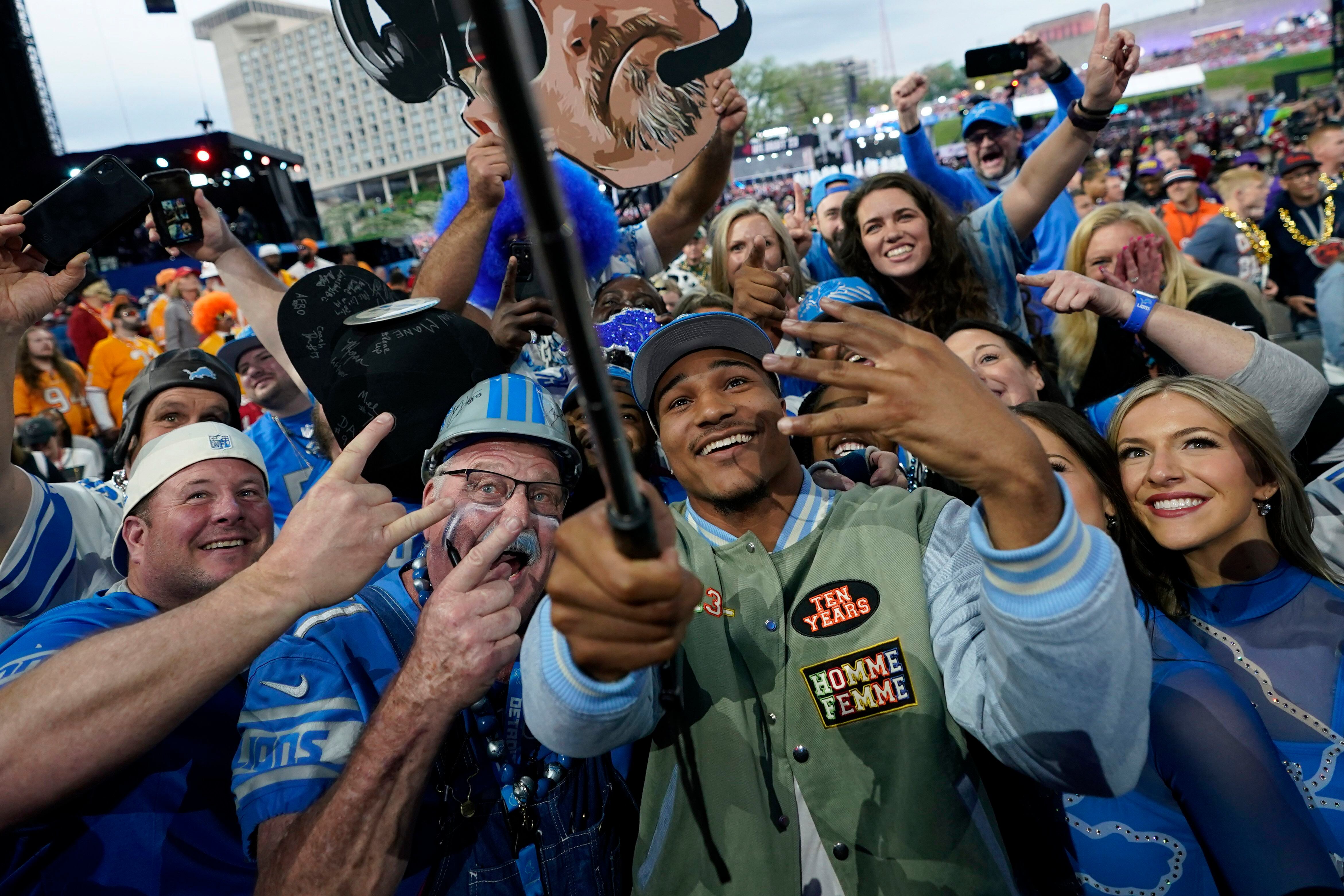 Titans Players Give Young Lions Fan A Lifelong Memory [VIDEO