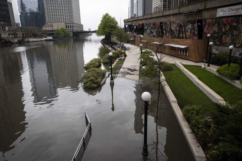 Thousands evacuated as river dams break in central Michigan