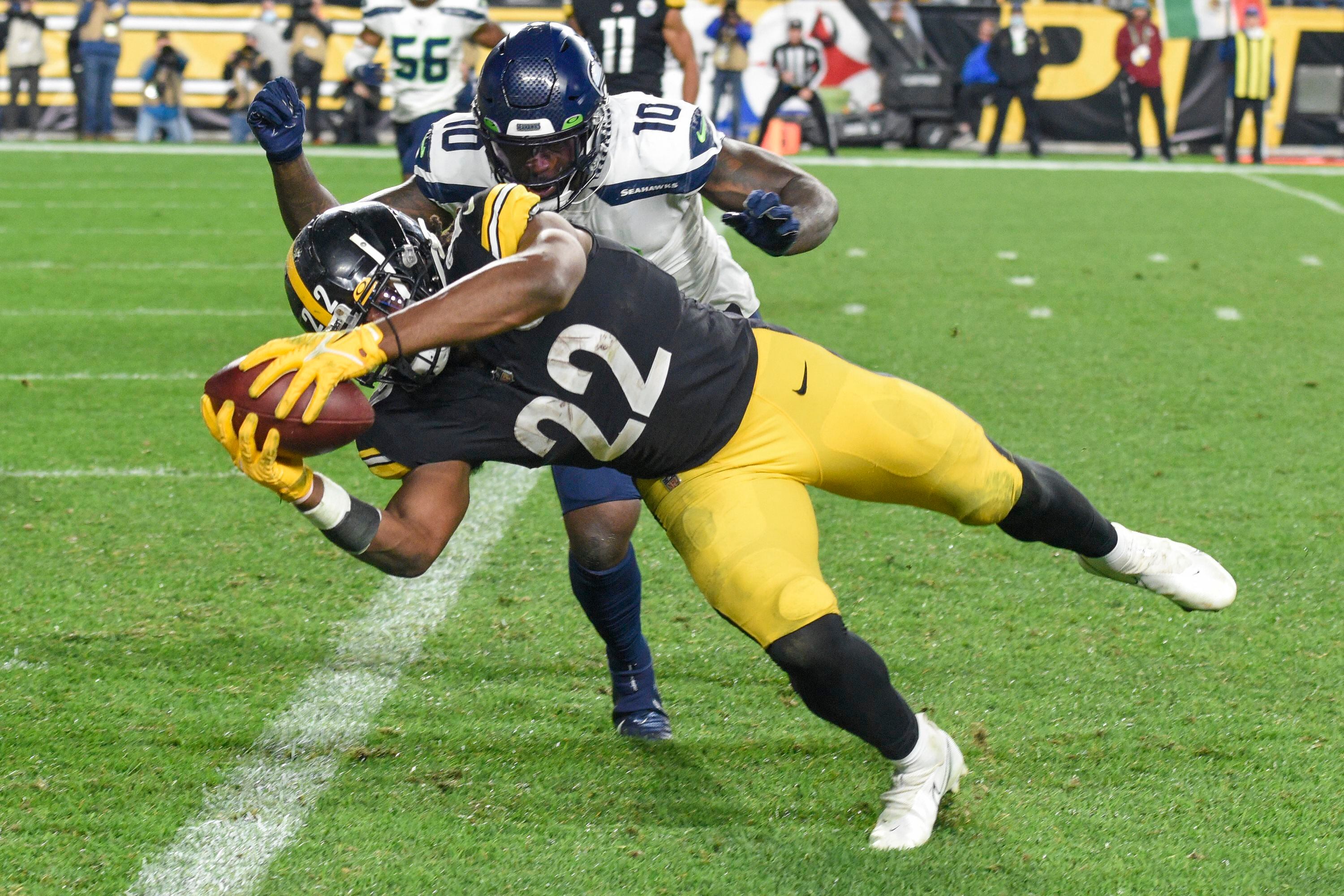 NFL: Seattle Seahawks Darrell Taylor leaves field in stretcher, Pittsburgh  Steelers