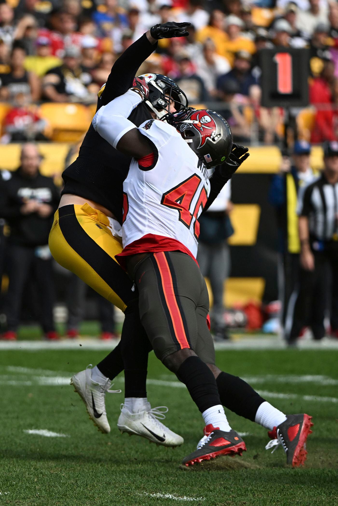 Steelers QB Kenny Pickett exits win over Buccaneers with concussion