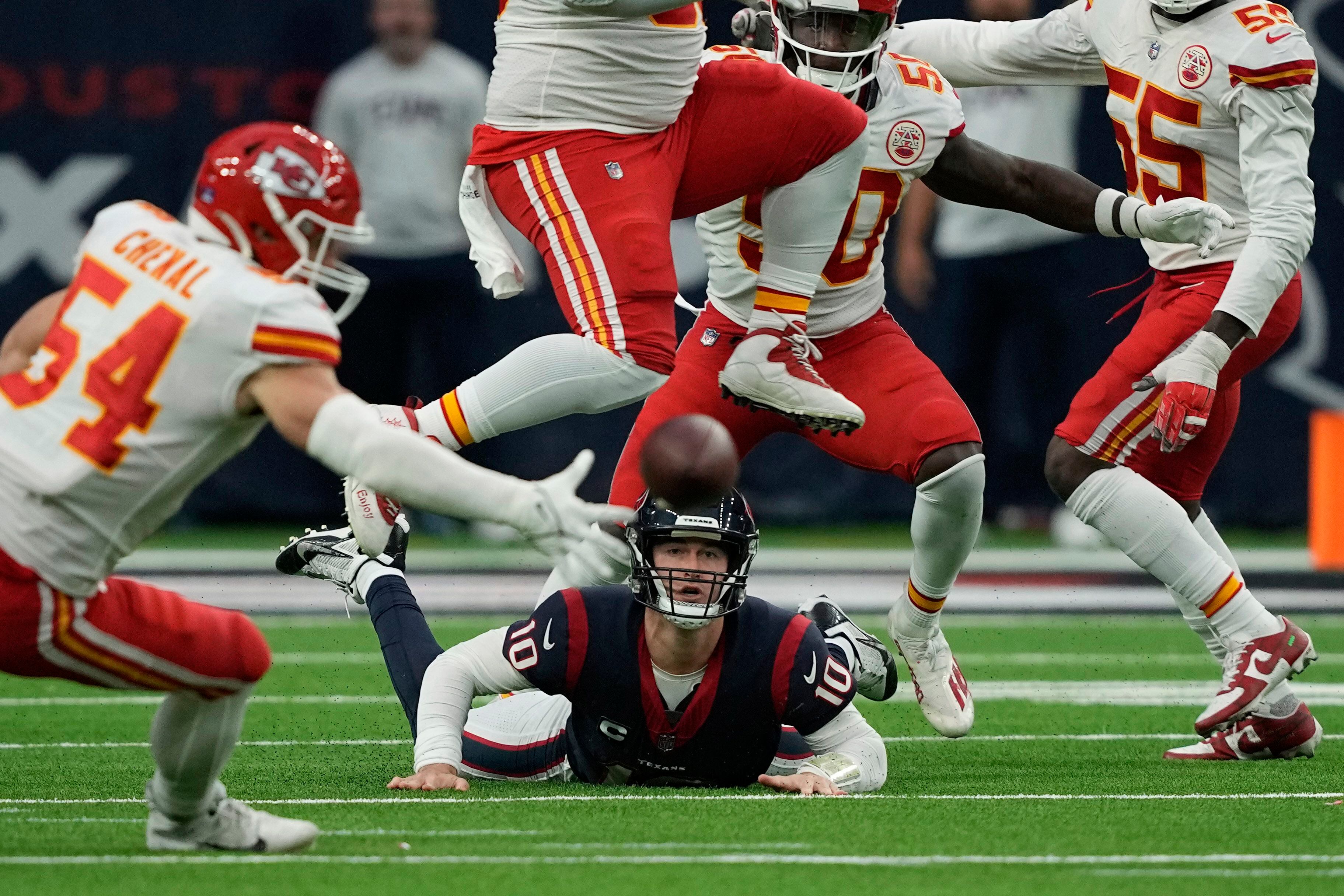 McKinnon's 26-yard run in OT lifts Chiefs over Texans 30-24