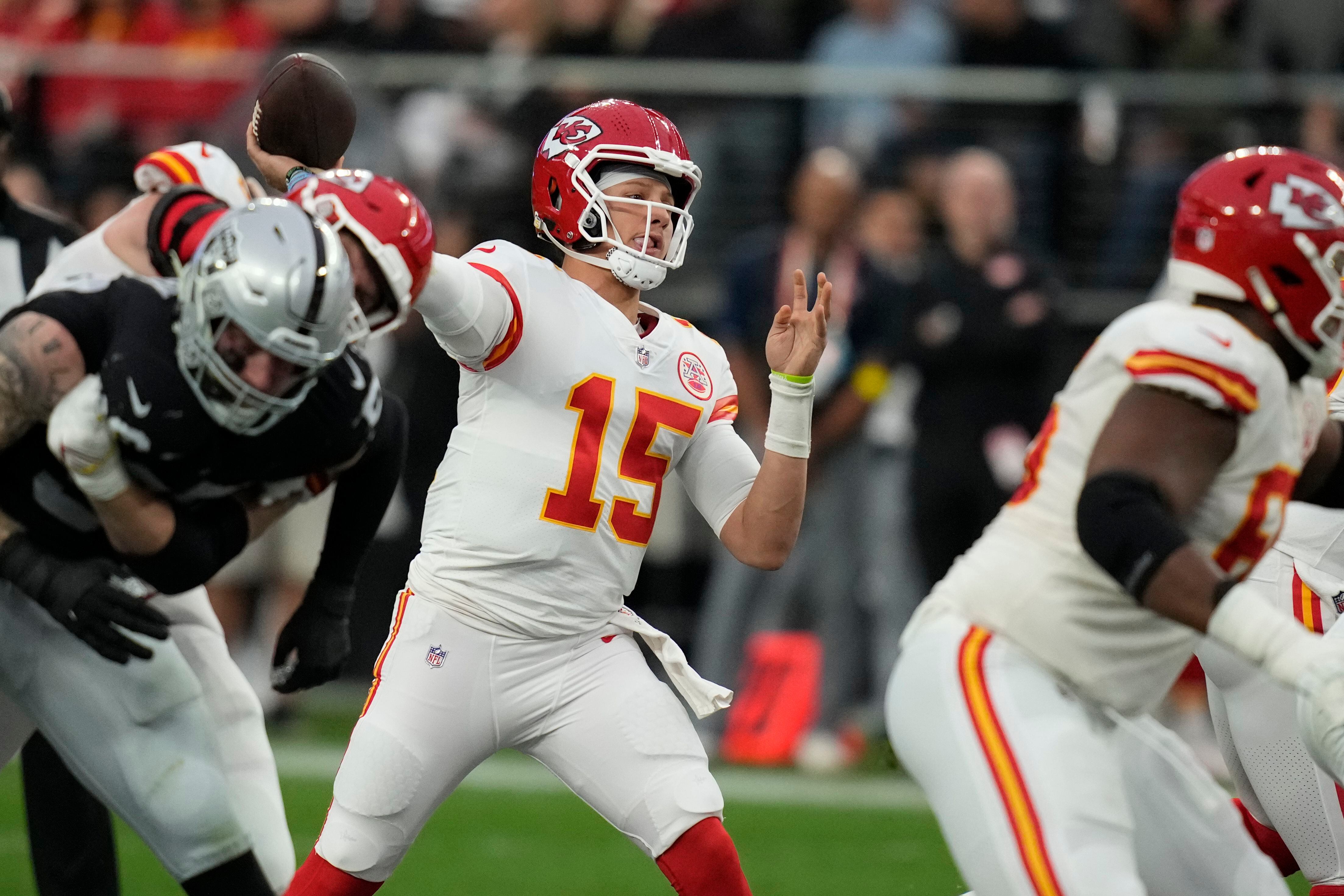 Patrick Mahomes sets NFL record as Chiefs clinch AFC's top seed, bye week  with win over Raiders