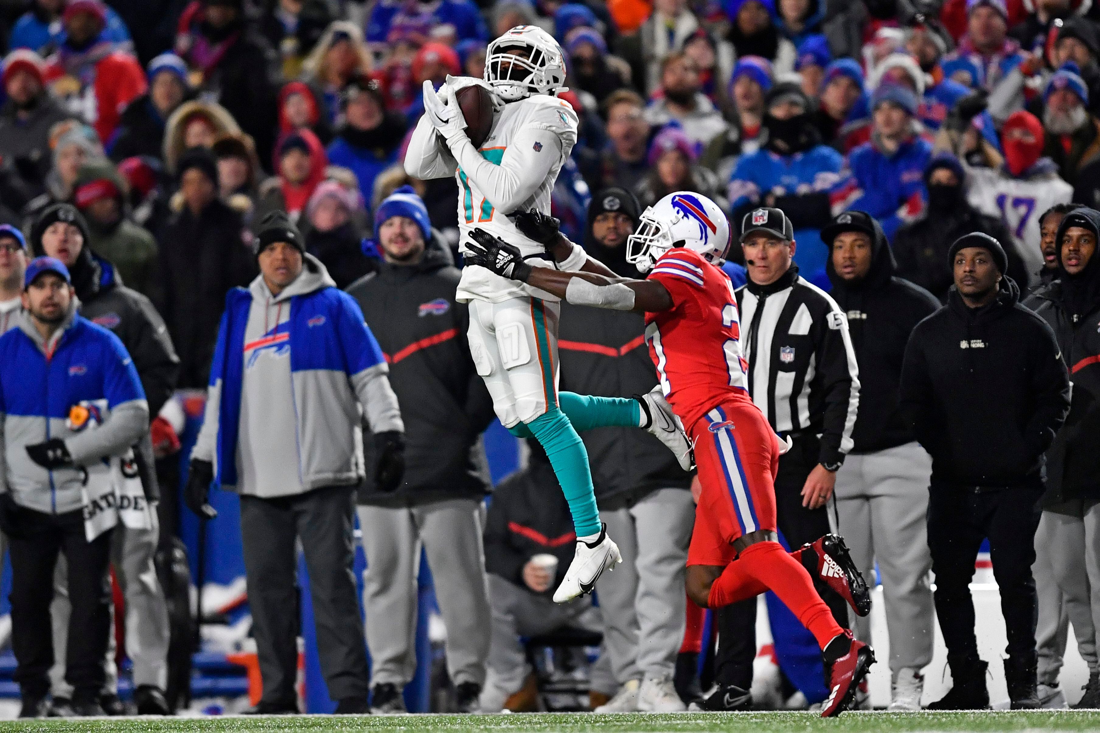 Josh Allen makes huge 4th quarter plays and Bills clinch playoff spot with  win over Dolphins