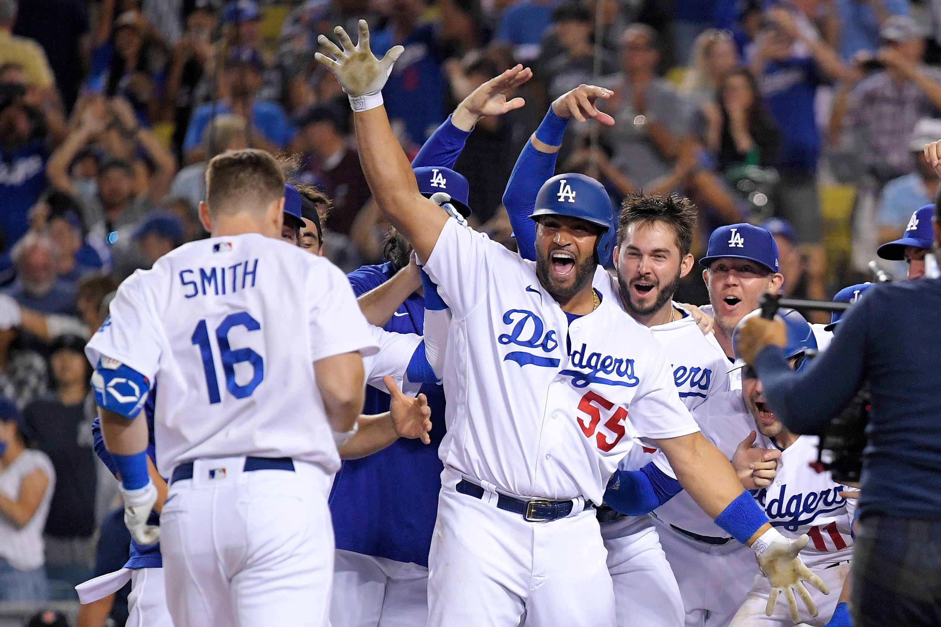 Smith's pinch 3-run HR in 9th rallies Dodgers past Giants