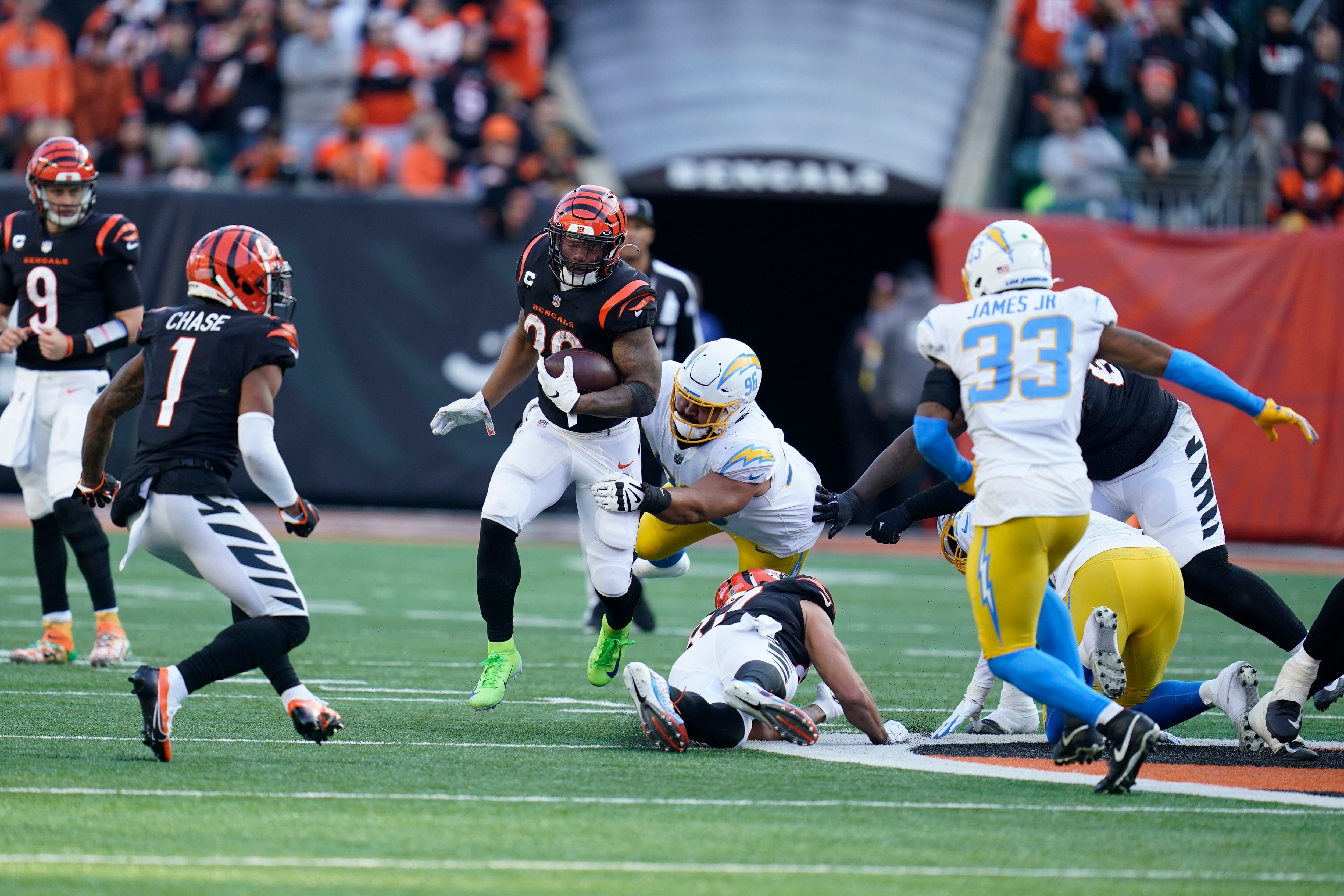 Up-and-down Chargers hold off Bengals for 41-22 victory