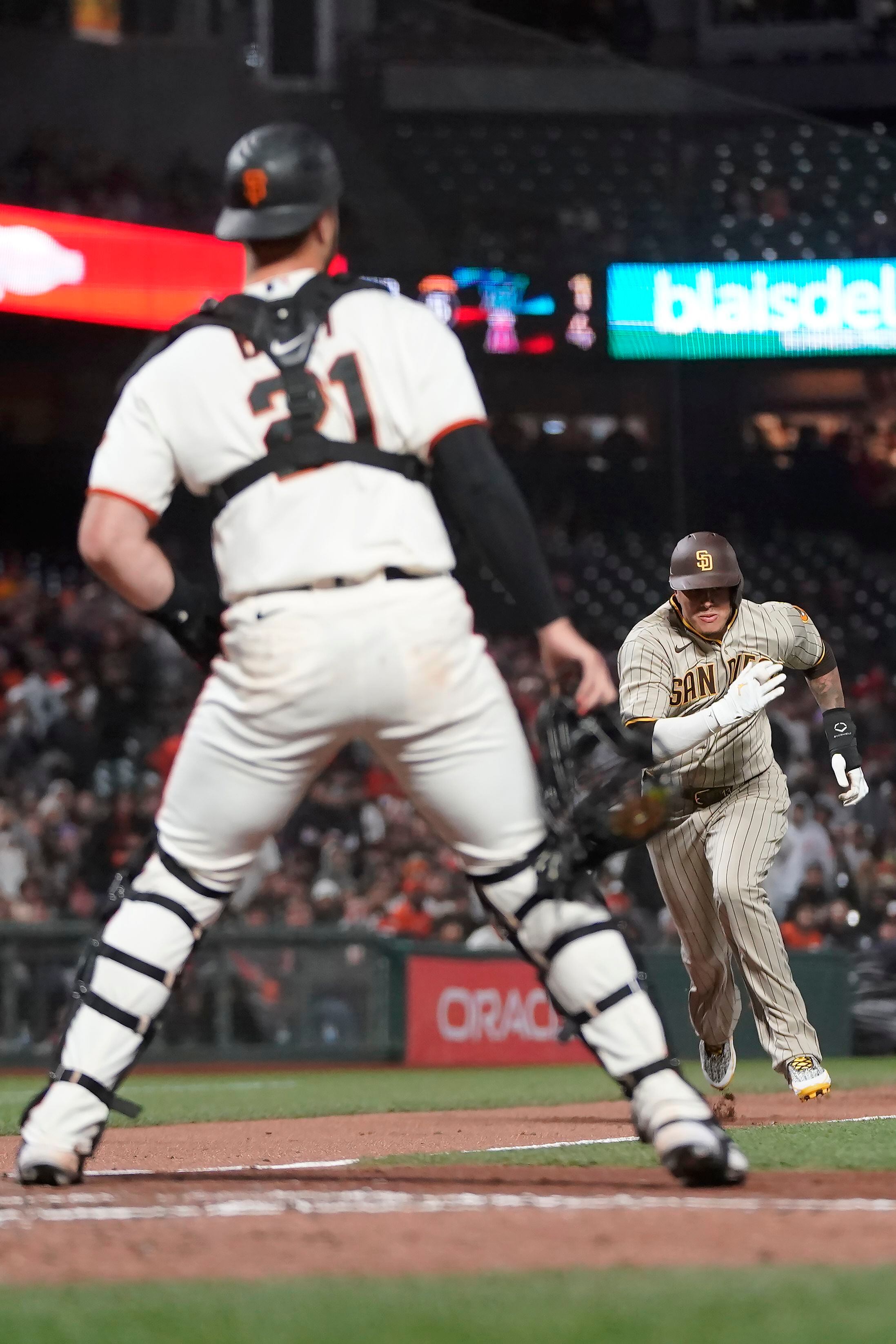 Mauricio Dubon makes Giants debut, hangs out with Brandon Crawford