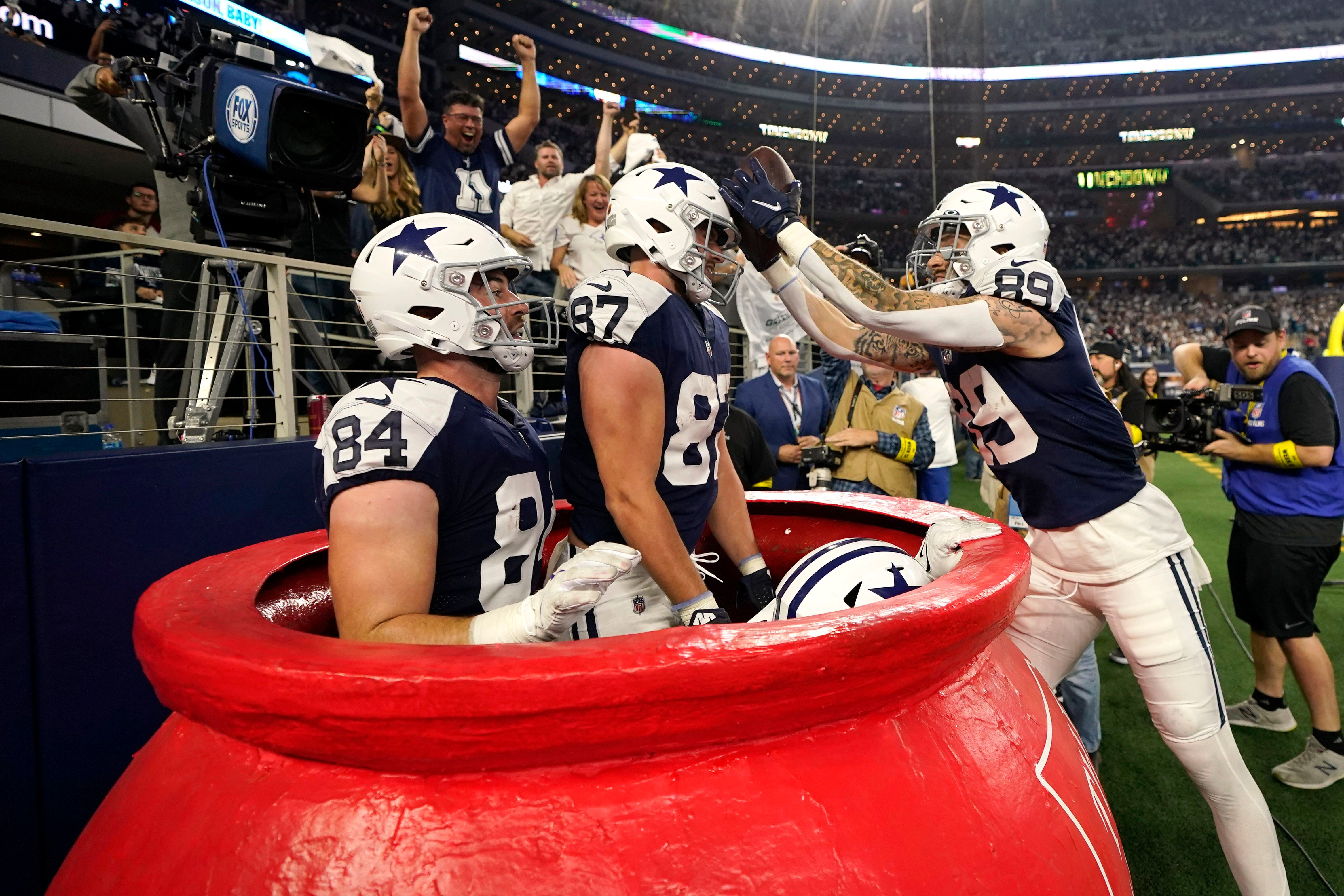 WATCH: Ezekiel Elliott goes back into the Salvation Army kettle for  touchdown celebration - On3