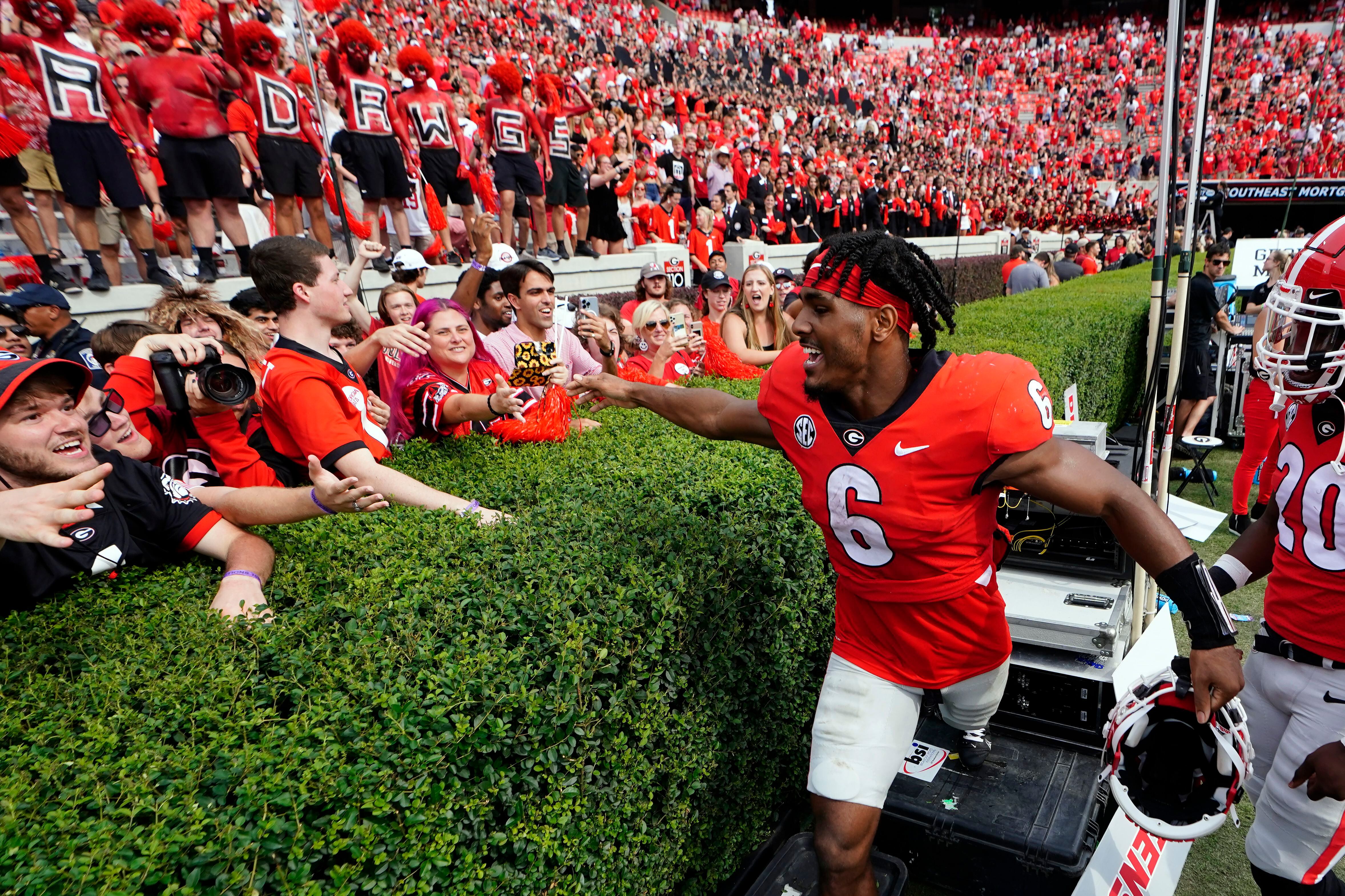 Daniels plays quarter as No. 2 Georgia dominates Vandy 62-0